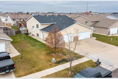 4758 Townsite Place S, Fargo, ND 58104 - Photo 3