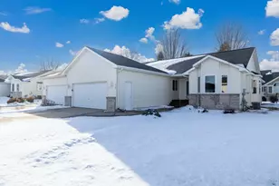 624 O'Brien Pkwy, Belle Plaine, MN 56011 - Photo 1