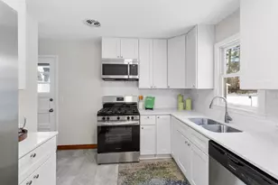 947 Lovell Ave W, Roseville, MN 55113 - Photo 3