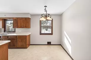 6381 Rath Dr, Woodbury, MN 55125 - Photo 9