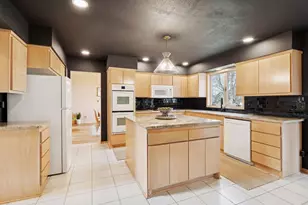 12634 Hilloway Rd W, Minnetonka, MN 55305 - Photo 3