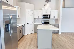 6722 Meadow View Dr S, Fargo, ND 58104 - Photo 5