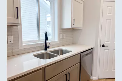 6722 Meadow View Drive S, Fargo, ND 58104 - Photo 11