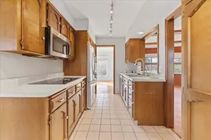 5528 Merritt Cir, Edina, MN 55436 - Photo 9