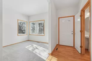 580 Sutherland Dr, Woodbury, MN 55129 - Photo 3