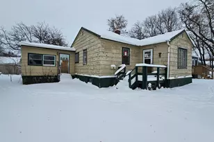 414 Crocker Ave S, Thief River Falls, MN 56701 - Photo 3