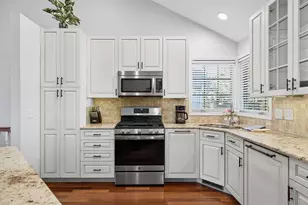 8336 Suffolk Dr, Chanhassen, MN 55317 - Photo 9