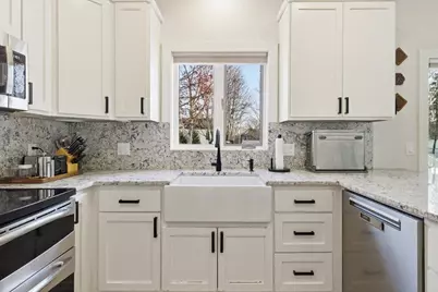 8925 Belvedere Drive, Eden Prairie, MN 55347 - Photo 11