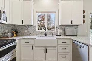 8925 Belvedere Dr, Eden Prairie, MN 55347 - Photo 11