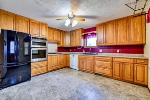 1442 Sandhurst Ave E, Maplewood, MN 55109 - Photo 5