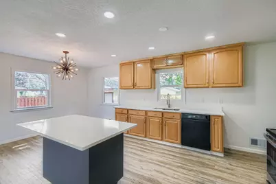 6807 Quail Avenue N, Brooklyn Center, MN 55429 - Photo 9