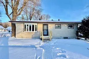 926 N Aurdal Ave, Fergus Falls, MN 56537 - Photo 1