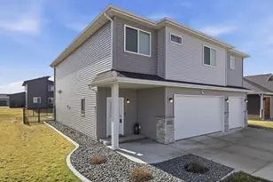 413 Hampton Dr W, Moorhead, MN 56560 - Photo 1