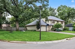 8593 Coachmans Ln, Eden Prairie, MN 55347 - Photo 31