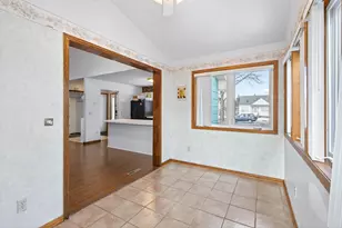 374 Rose Ave E, Saint Paul, MN 55130 - Photo 11