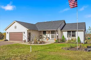 1533 Hallewood Blvd, New Richmond, WI 54017 - Photo 3