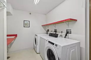 66 9th St E, Saint Paul, MN 55101 - Photo 25