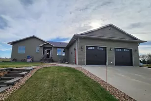 804 9th St NE, Pipestone, MN 56164 - Photo 1