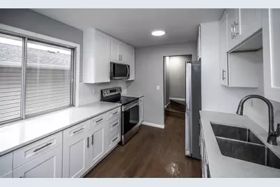 2321 Pond Avenue E, Maplewood, MN 55119 - Photo 3