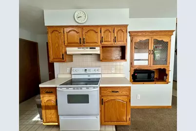 210 E Oakland Avenue, Luverne, MN 56156 - Photo 5