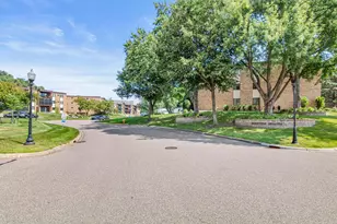 2670 Oxford St N, Roseville, MN 55113 - Photo 21