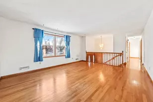 915 Pineview Ln N, Plymouth, MN 55441 - Photo 5