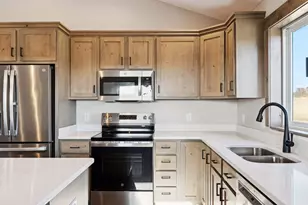 466 Coyote Way, New Richmond, WI 54017 - Photo 5