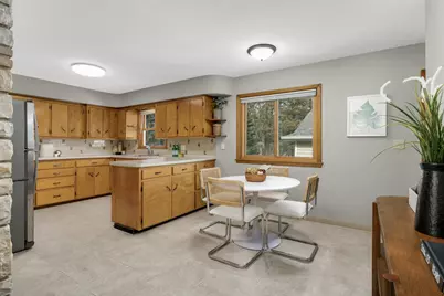 1811 Stanbridge Avenue, Roseville, MN 55113 - Photo 9