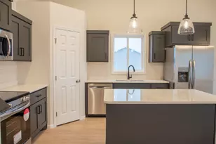 6704 Meadow View Dr S, Fargo, ND 58104 - Photo 5