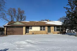 1415 Burke Ave W, Roseville, MN 55113 - Photo 1
