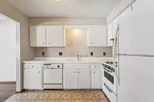 8275 Cypress Ln, Eden Prairie, MN 55347 - Photo 5