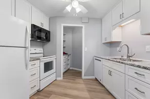 2690 Oxford St N, Roseville, MN 55113 - Photo 9