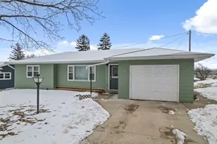 829 S Hill St, Fountain City, WI 54629 - Photo 1