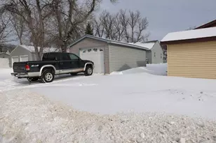 307 10 1/2 Street N, Wahpeton,  58075 - Photo 35