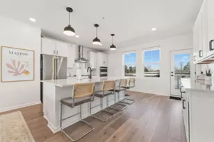 879 Woodlawn Ave, Saint Paul, MN 55116 - Photo 3