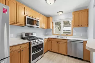 618 Oak Park Ln, Hopkins, MN 55343 - Photo 5