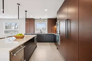 4652 9 Oaks Cir, Bloomington, MN 55437 - Photo 11