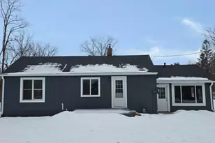 515 Central Dr E, Braham, MN 55006 - Photo 1