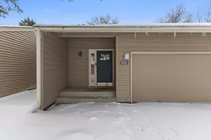 935 Monterey Ct N, Shoreview, MN 55126 - Photo 3