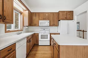 10395 Lancaster Cove, Woodbury, MN 55129 - Photo 7