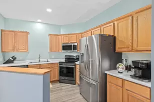 422 Hickory Ln N, Oakdale, MN 55128 - Photo 7