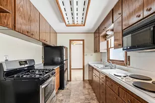 2009 Brookview Dr, Brooklyn Center, MN 55430 - Photo 9