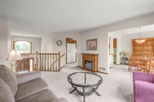 812 Larkspur Ct, Shakopee, MN 55379 - Photo 5