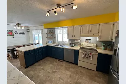 913 Center Street E, Roseau, MN 56751 - Photo 3