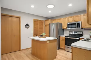 557 Mission Hills Dr, Chanhassen, MN 55317 - Photo 11