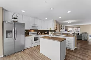 921 Ledgestone Dr, Mahtomedi, MN 55115 - Photo 9