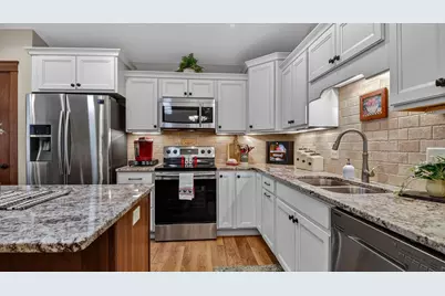 5643 Green Park Drive, Eau Claire, WI 54703 - Photo 7