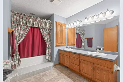 2539 Highwood Avenue E, Maplewood, MN 55119 - Photo 13