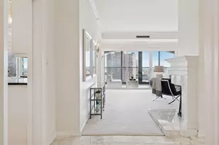 1201 Yale Pl, Minneapolis, MN 55403 - Photo 3