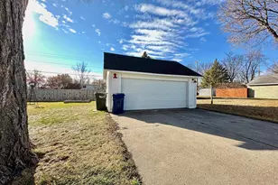 817 W Lincoln Ave, Fergus Falls, MN 56537 - Photo 3